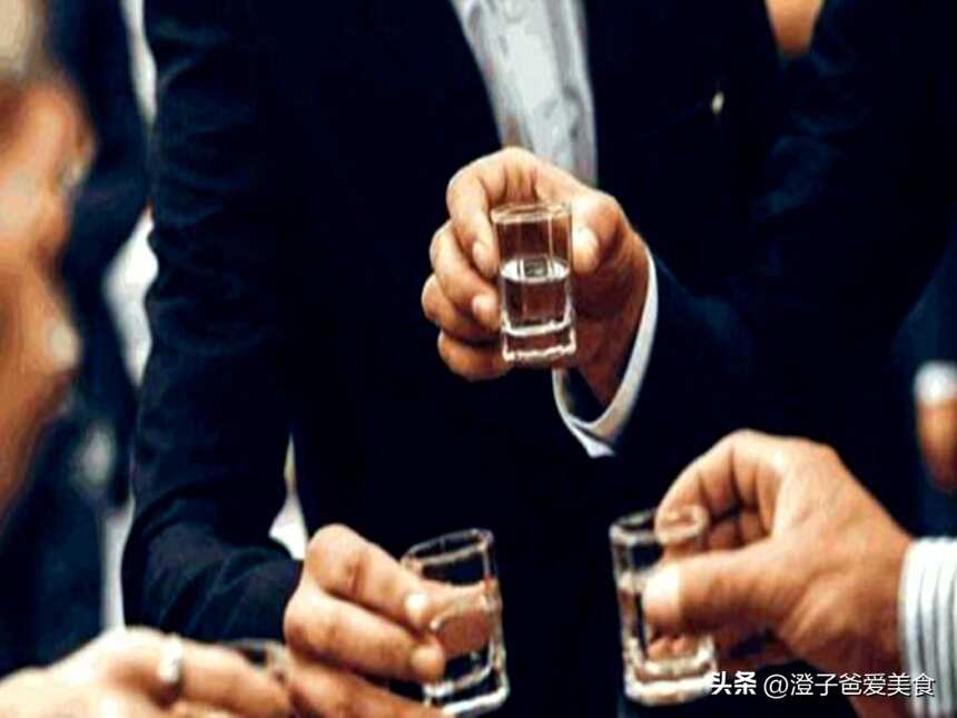 酒局敬酒有规矩？“左手敬酒”为大忌，建议弄清楚，免得惹人嫌