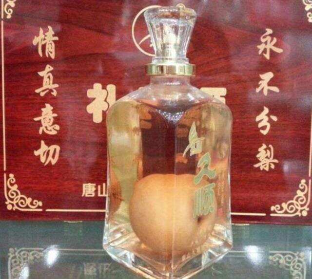 如何将整个梨放入白酒中泡酒，这个操作简直神了，发明者高明！