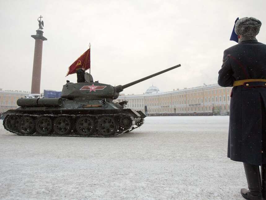 列宁格勒保卫战胜利75周年，普京极寒中鲜花