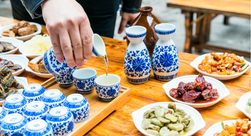 浓茶解酒有效吗？不妨换一招，喝酒前吃几颗，白酒啤酒随便喝