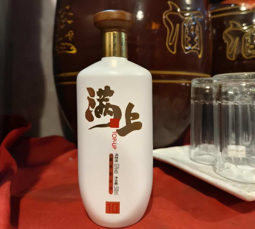 都是酒精勾兑酒，为何牛栏山能年销超百亿，登顶二锅头榜首？