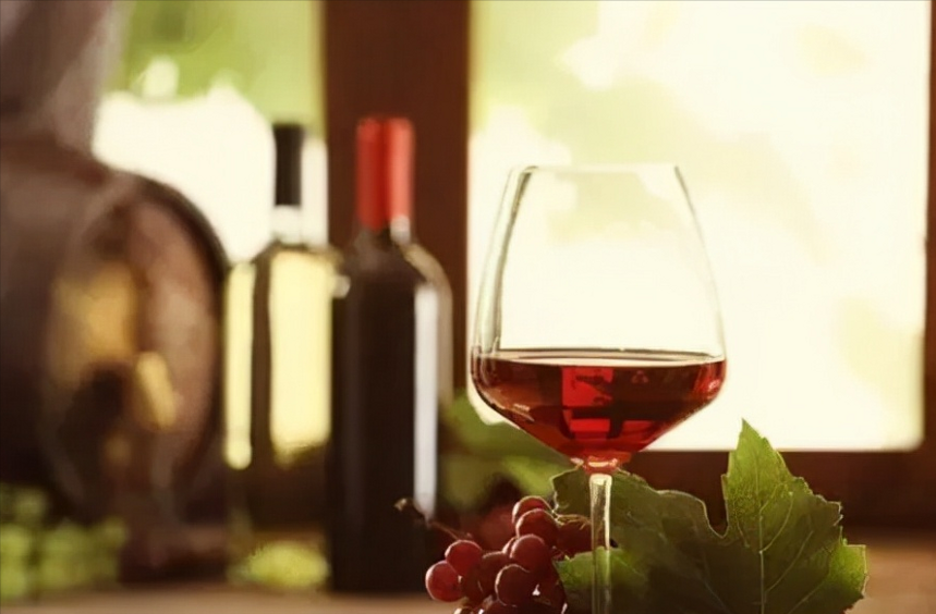 红酒知识 | 喝葡萄酒为什么要摇杯，要怎么摇杯呢？