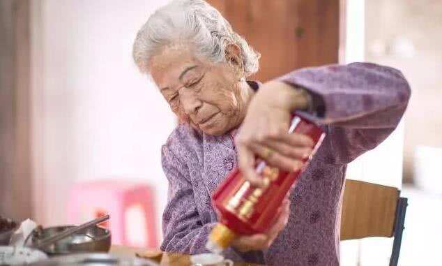 邻家80岁阿婆，喝了50年的酒，问她什么感觉，她的回答让人意外