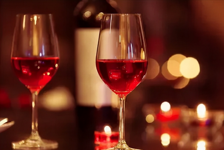 红酒知识 | 喝葡萄酒为什么要摇杯，要怎么摇杯呢？