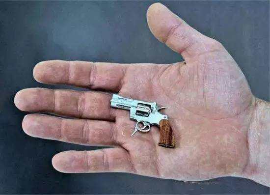 世界上最小手枪只有5.5厘米，却卖约260万人民币