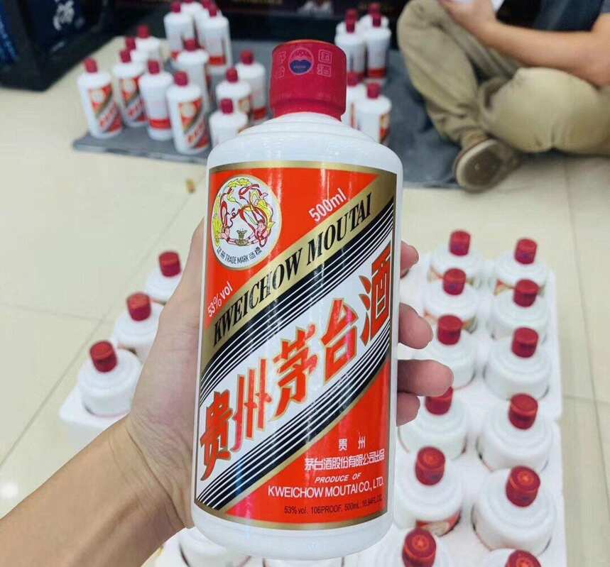 市面上的白酒大多是透明瓶，为何茅台却钟爱乳白瓶？太讲究了