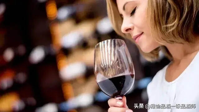 为什么喝红酒一定要用高脚杯？