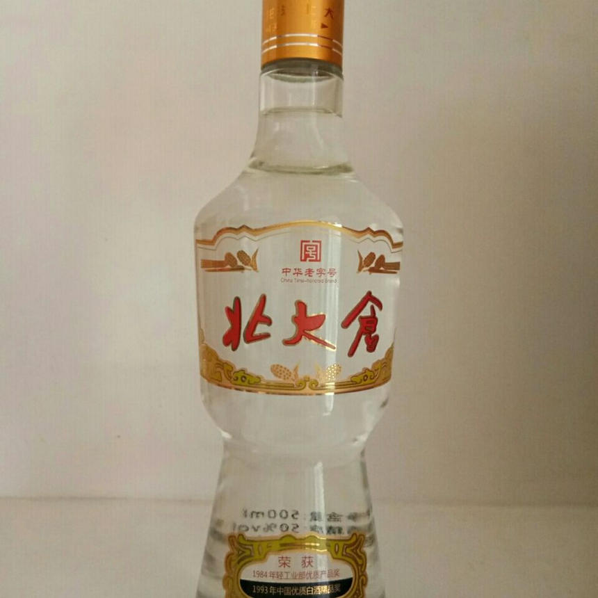 白酒圈新骗局，大量勾兑酒涌入酒市，记住这2种，挑酒一眼排除掉