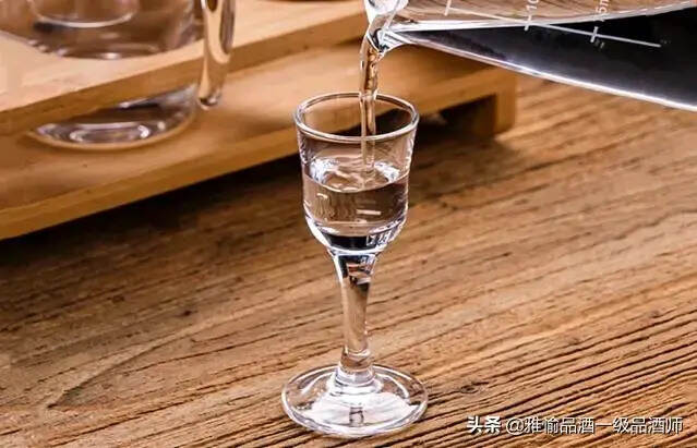 都是烈酒，为什么伏特加能火遍全球，而白酒只有咱们中国人爱喝？