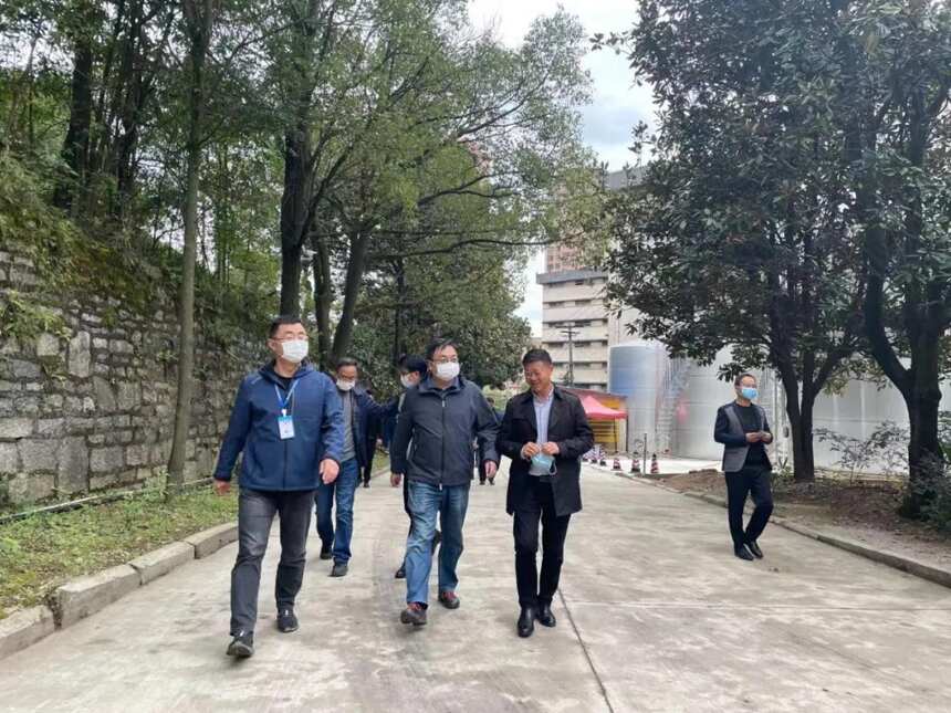 安顺市副市长栾雁，率调研组一行考察平坝酒厂，对酒厂甚是满意