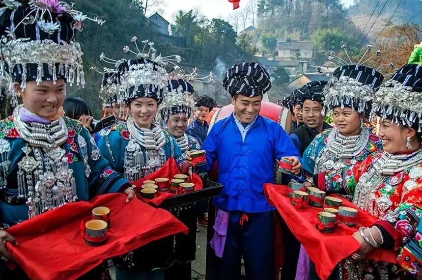 误入贵州苗寨婚宴现场主人家大方留人吃席，小伙：还好没冲动