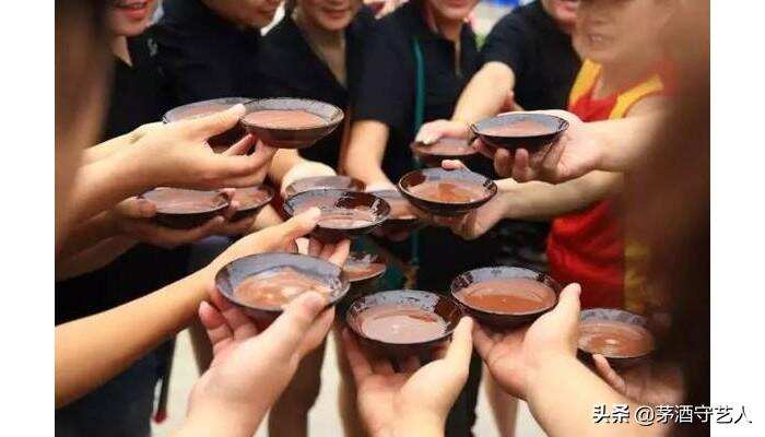 普天同饮酒，共祝此社日