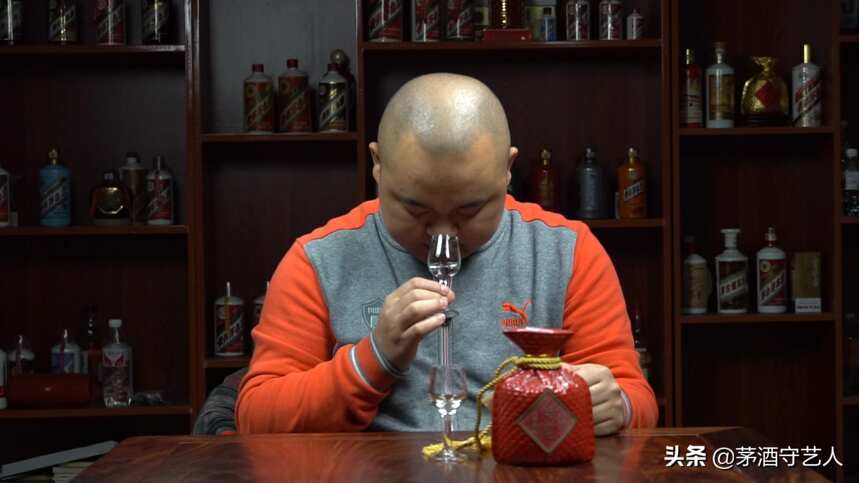 茅酒守艺人品酒：酒鬼酒红坛15