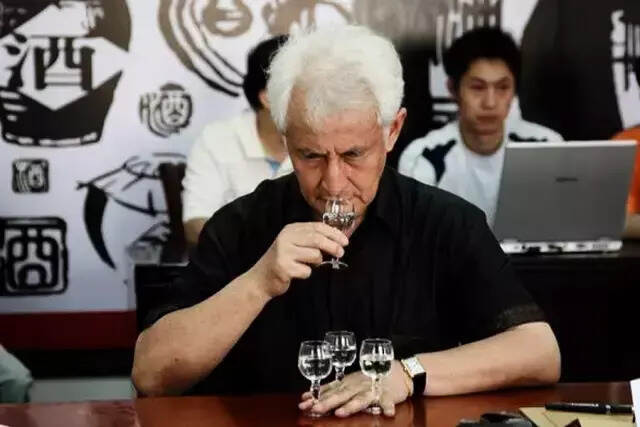 现在一场喝酱酒的酒局，人手一个分酒器、一个小酒杯、一瓶矿泉水