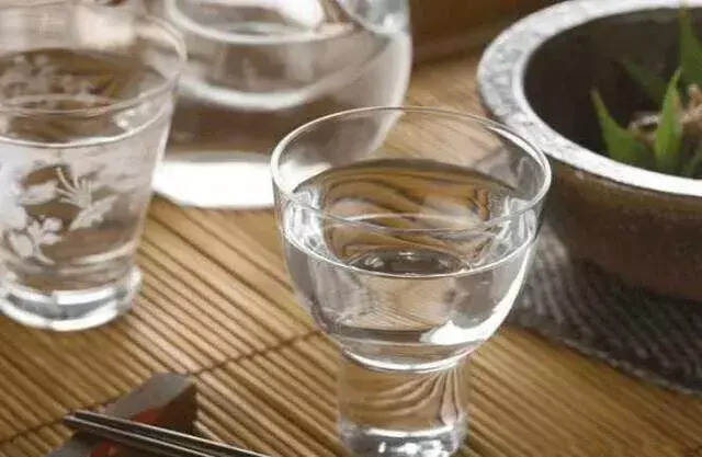 现在一场喝酱酒的酒局，人手一个分酒器、一个小酒杯、一瓶矿泉水