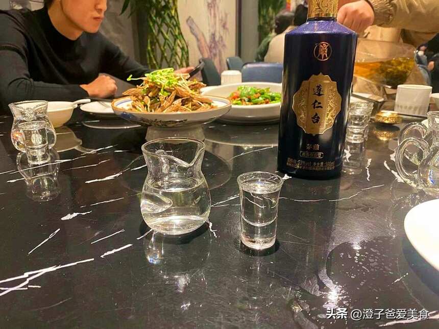 湖南小伙酒店办婚宴，自备酒水被吐槽“小气”，事实真是这样吗？