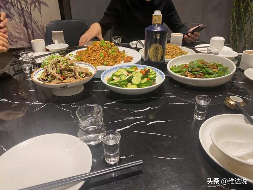 山东一百岁老人，早饭1斤白酒加一碗牛杂，五大生活习惯闻所未闻