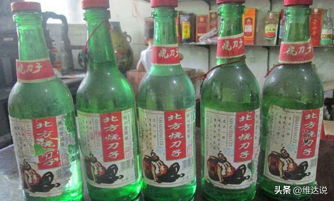 酒局老炮独门秘籍“白酒泡大蒜”，真能让酒变柔吗？老酒鬼有话说