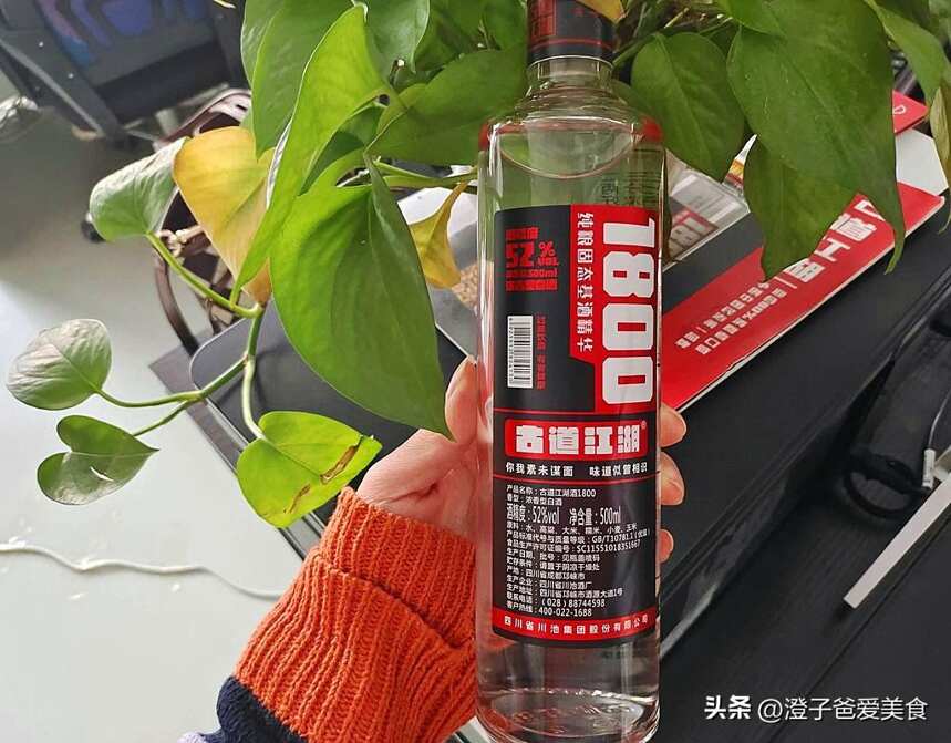 酒桌上给人倒酒，对方“敲桌子”是啥意思？建议弄懂，以免闹笑话