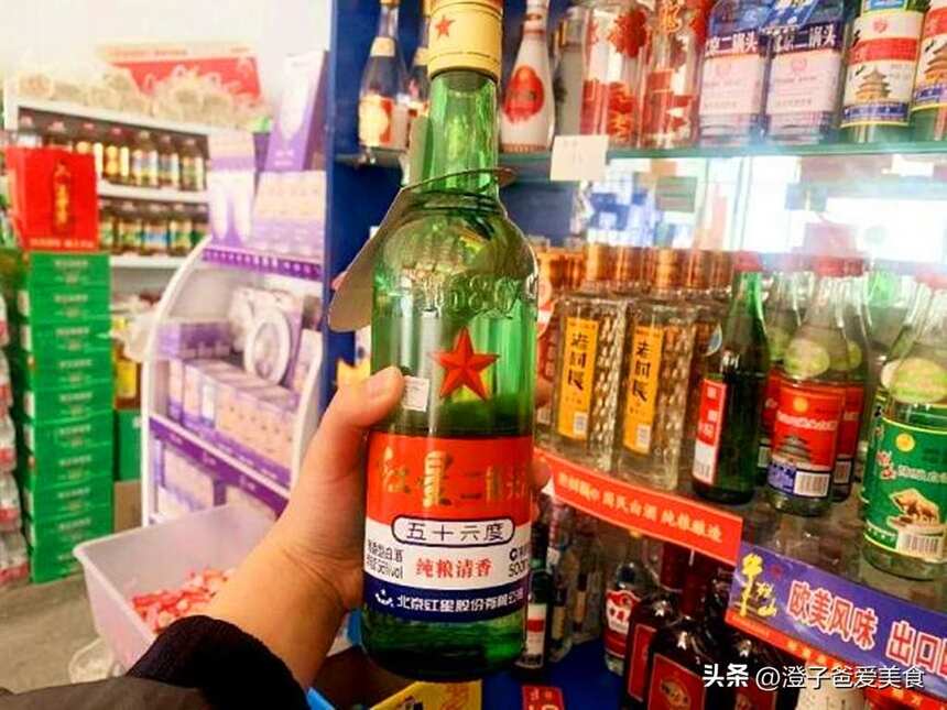 看世界杯，啤酒和烧烤才是标配？两位老战友却偏爱喝这2款白酒