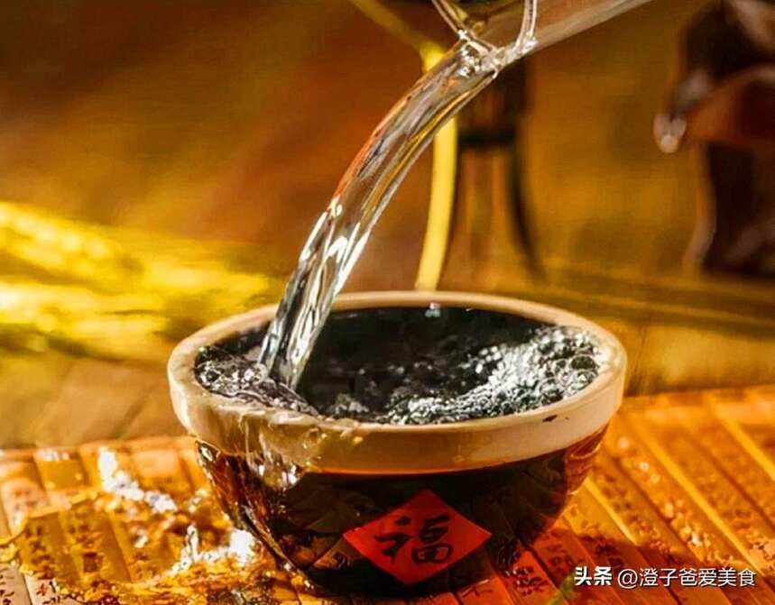 酒桌上给人倒酒，对方“敲桌子”是啥意思？建议弄懂，以免闹笑话