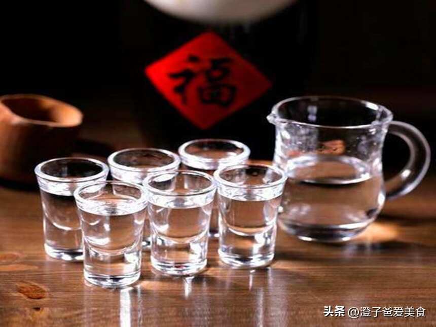 看世界杯，啤酒和烧烤才是标配？两位老战友却偏爱喝这2款白酒