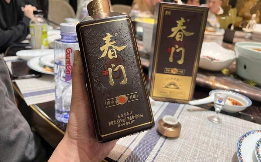 广东一小伙垃圾堆捡烟头，翻出35年茅台，行家：老婆本有了