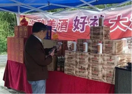 临近年关，半价“赊酒人”扎堆农村，先用酒来年再补尾款，咋回事