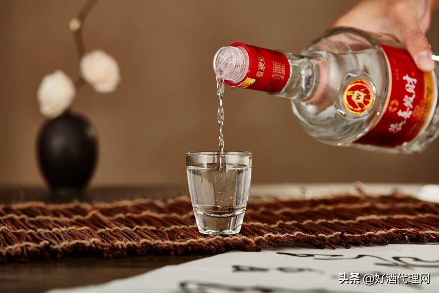 喝酒为什么要用小酒杯？原来是这样