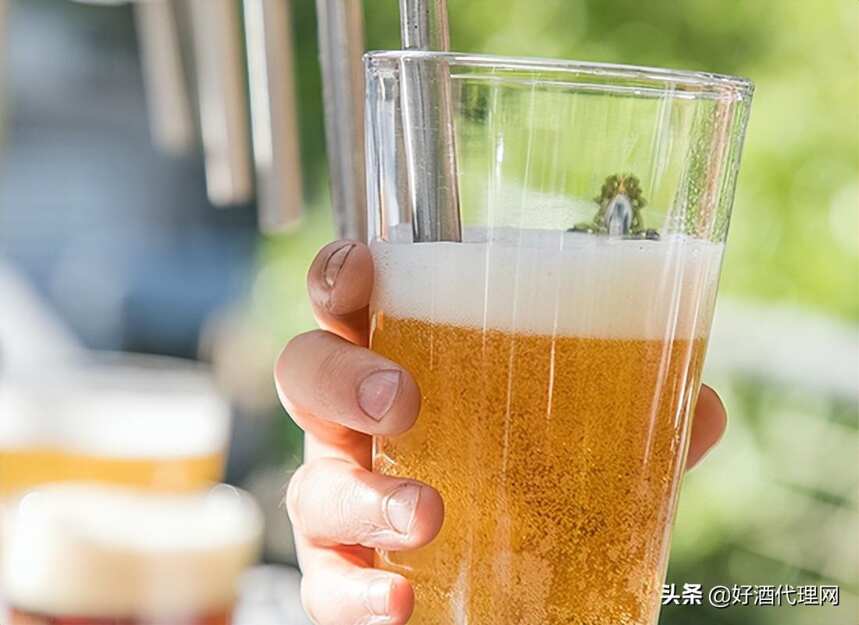 鲜啤酒和普通啤酒有什么区别，为什么那么多人喜欢喝鲜啤酒？