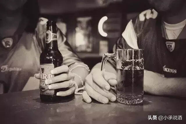 人生如酒，别贪；人生如杯，别满。