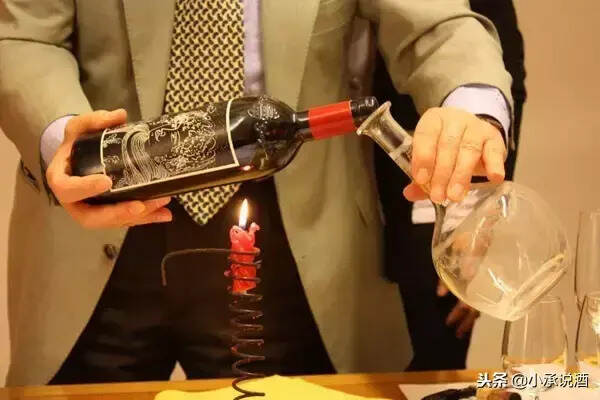 江湖救急：木塞掉进葡萄酒中，怎么办？