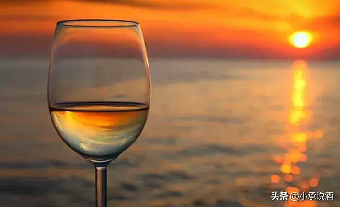 人生如酒，别贪；人生如杯，别满。