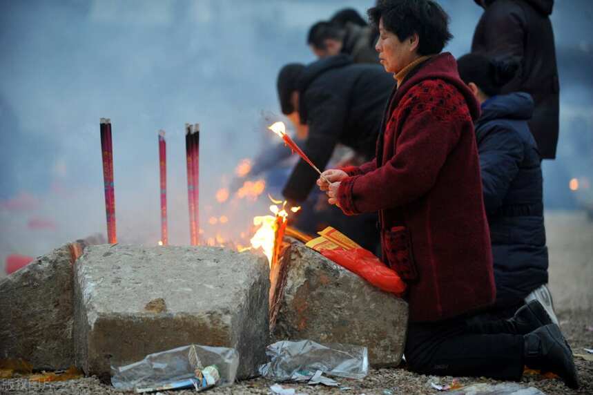 正月初六丨清屋扫瓦除旧秽，爆竹齐鸣送穷鬼