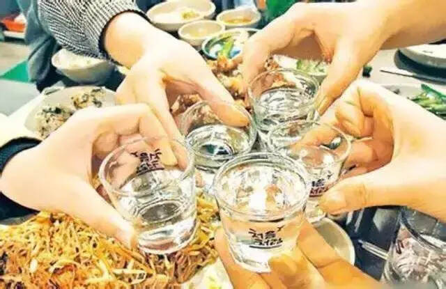 在一个喝嗨的酒桌，只有你不喝酒，会发生什么？