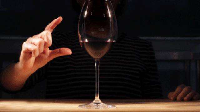葡萄酒为什么要摇杯?