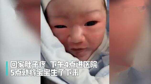 被小龙虾“辣”出来的娃火了！出生后一直吐舌头，宝宝：我太难了