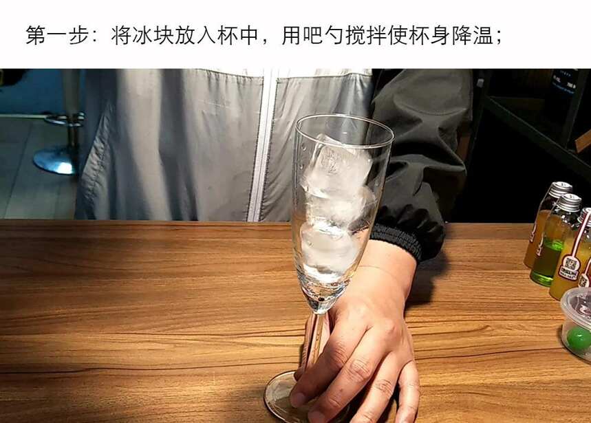 一分钟就会调鸡尾酒，就是这么简单