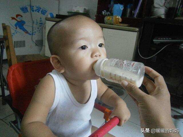 1岁宝宝只喝姥姥冲的“奶粉”，爸爸一脸费解，偷尝一口后直皱眉