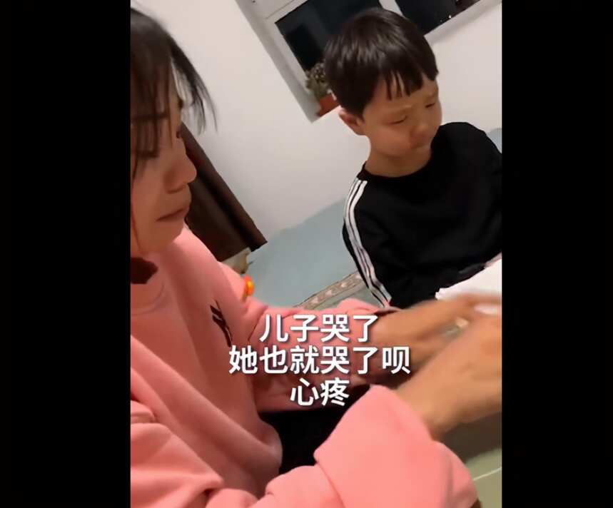 母子俩做作业双双“抹眼泪”，妈妈泣不成声，爸爸幸灾乐祸笑翻了