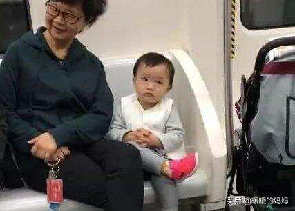 “老干部”奶奶带娃坐地铁火了！祖孙俩坐姿神同步，网友：亲生的