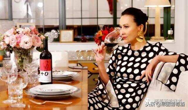 刘嘉玲：爱喝红酒的女人！如何从气质到外貌，由内而外焕发光彩？