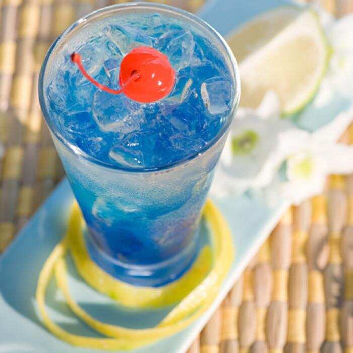 有着湛蓝宝石色的蓝色海豚鸡尾酒