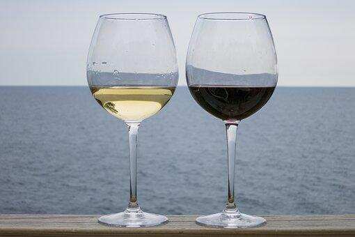 葡萄酒盲品葡萄酒的时候，酒的颜色能给我们有什么样的帮助呢？