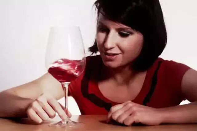为什么喝红酒前要摇杯？