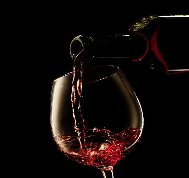 冬天多喝葡萄酒可以增强免疫力，杀死感冒病毒