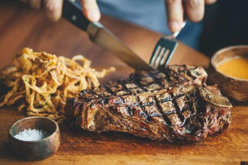 圣诞餐桌上的各式美食，如何搭配葡萄酒才不出错？