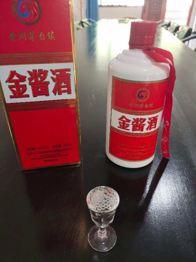 纵观饮酒大军，35岁以上的中年人成了酱酒消费的绝对主力