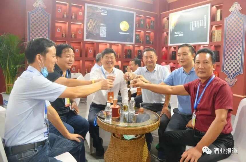 贵州湄窖集团新品“宝石坛”闪耀亮相贵州酒博会