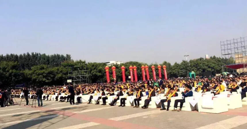 高朋满座嘉宾云集齐聚宝丰，共庆宝丰酒建厂70周年华诞